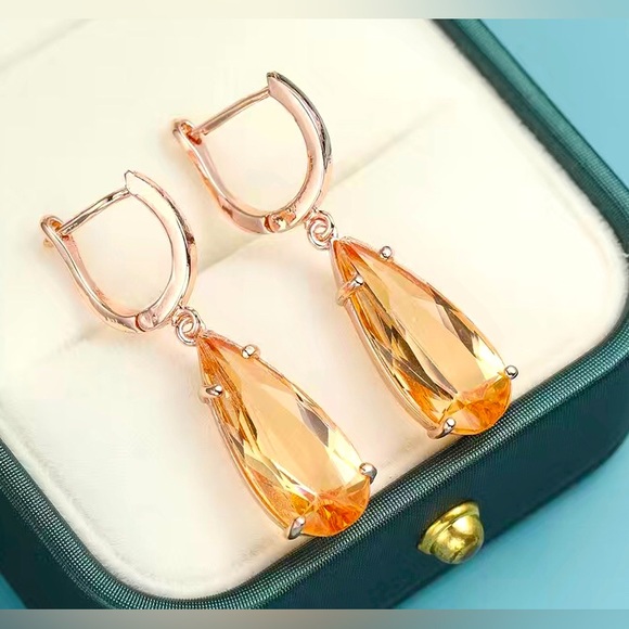 🍾 🥂NWT- Beautiful Champagne Zircon Earrings set in Rose Gold 🍾 🥂 - Picture 3 of 5